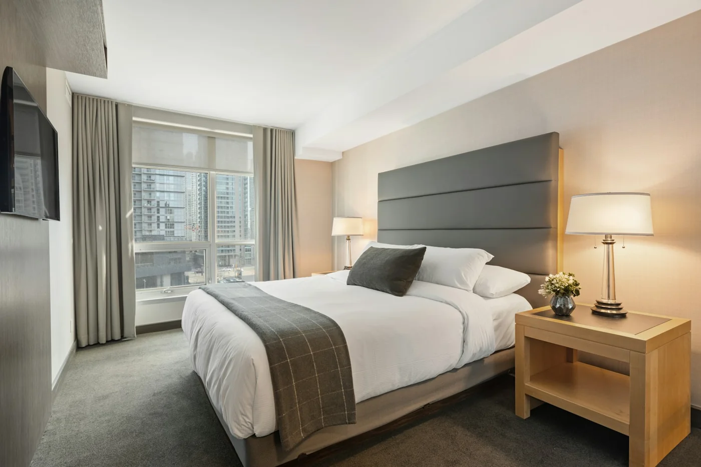 Comparez le prix de la chambre entière avec celui d’un lit, sans mélanger les deux.