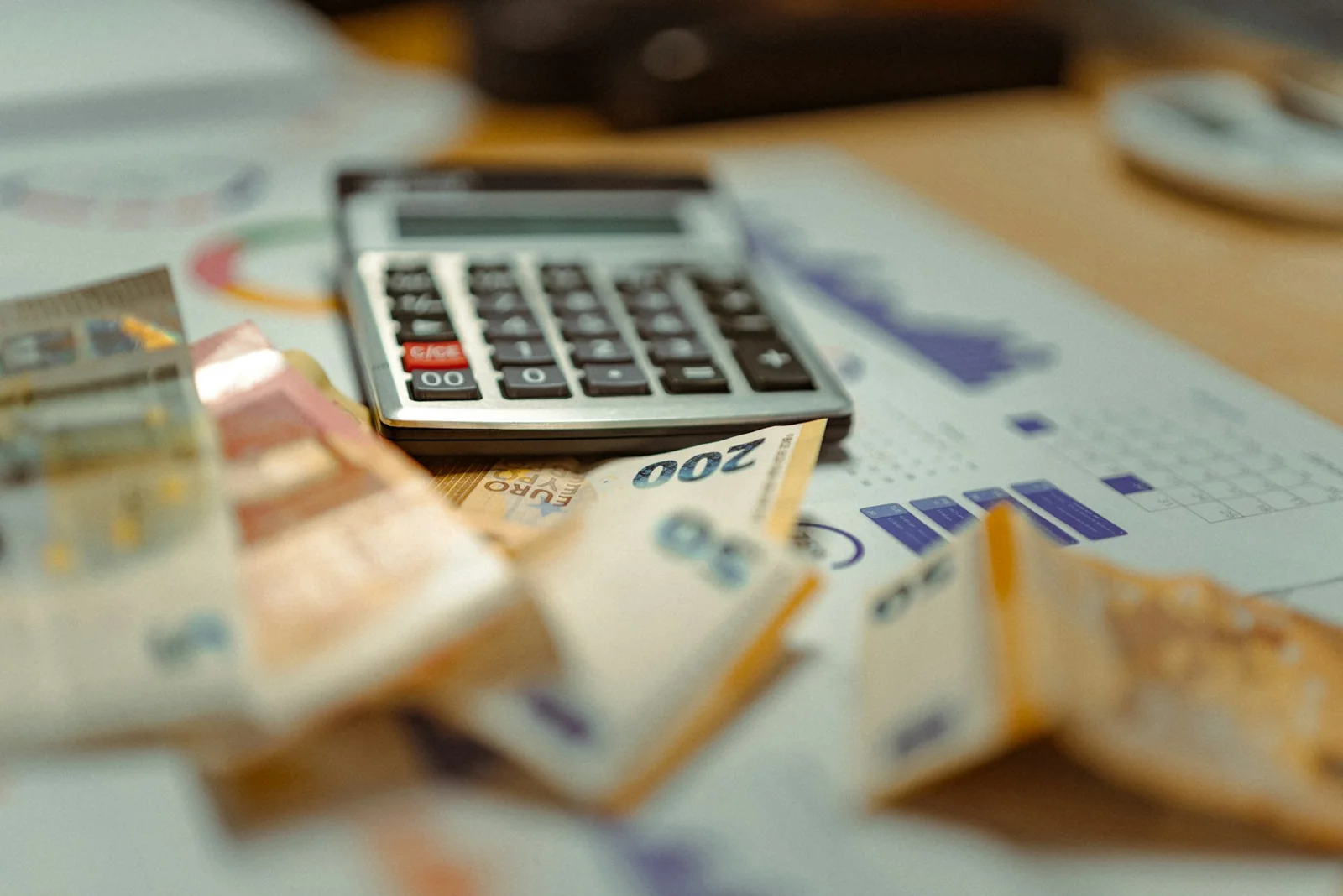 Calculatrice, billets et documents pour établir un budget et une réserve.