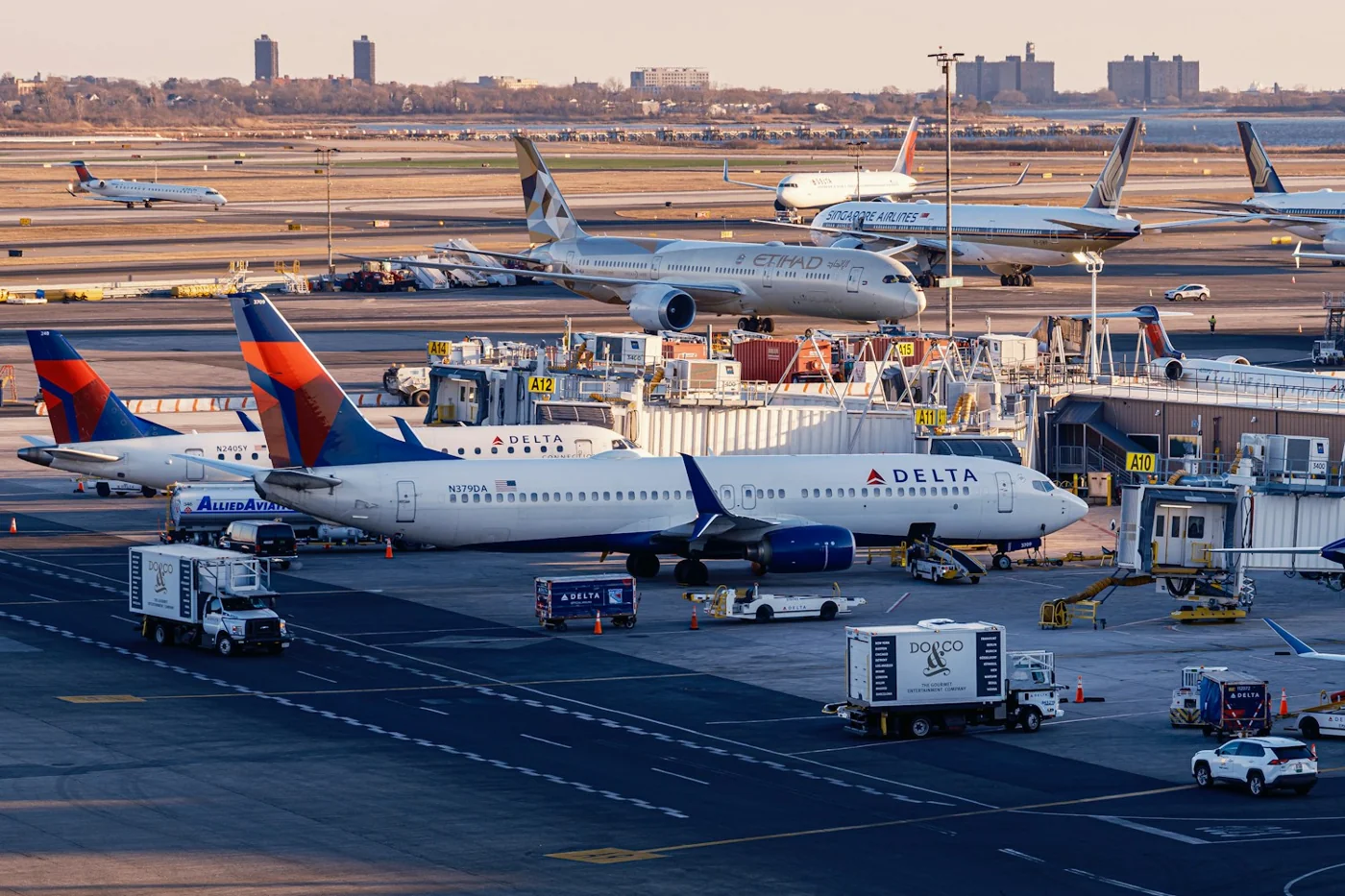 Des avions de différentes compagnies sur le parking d’un aéroport