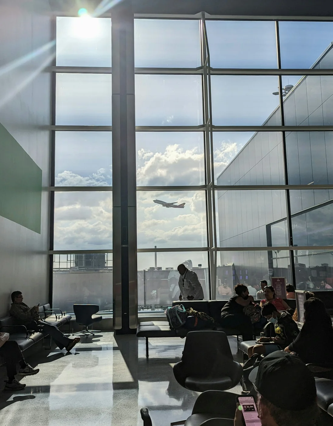 Le temps passé à l’aéroport doit aussi entrer dans la comparaison.
