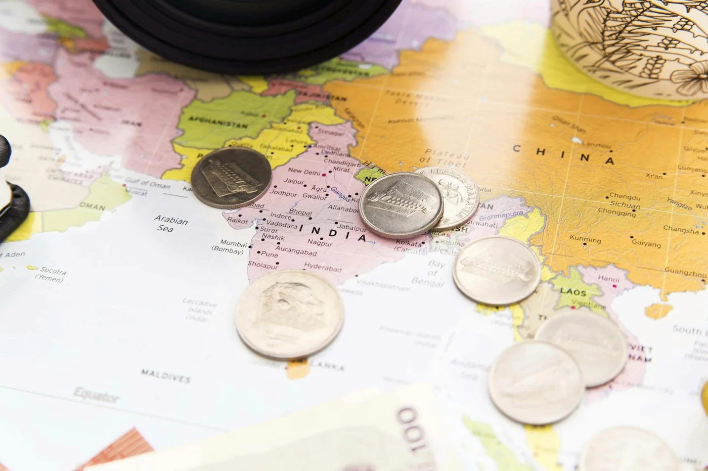 Des pièces de monnaie sur une carte de voyage