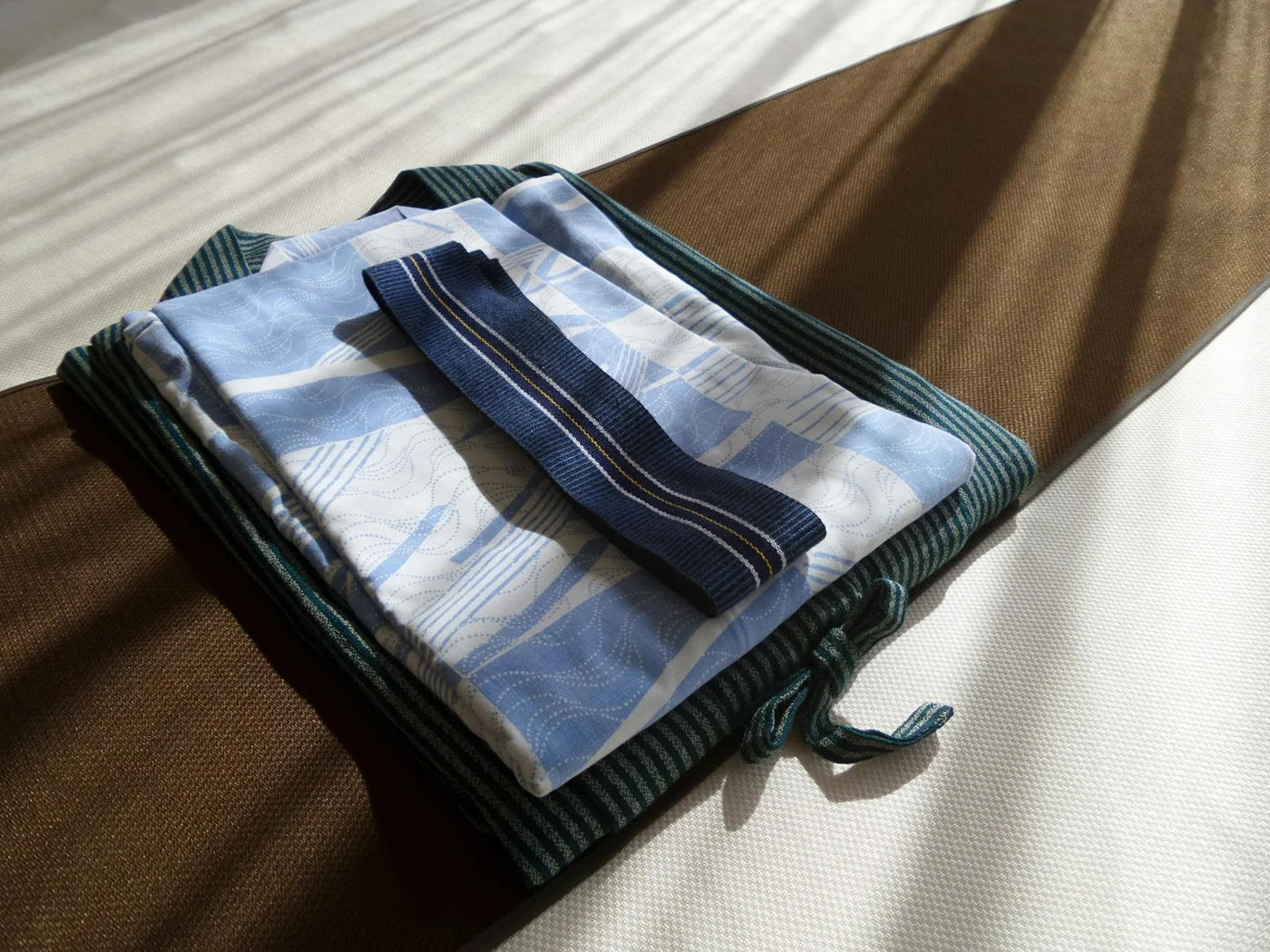 Faire une sélection de vêtements avant de tout ranger évite de remplir le sac au hasard.