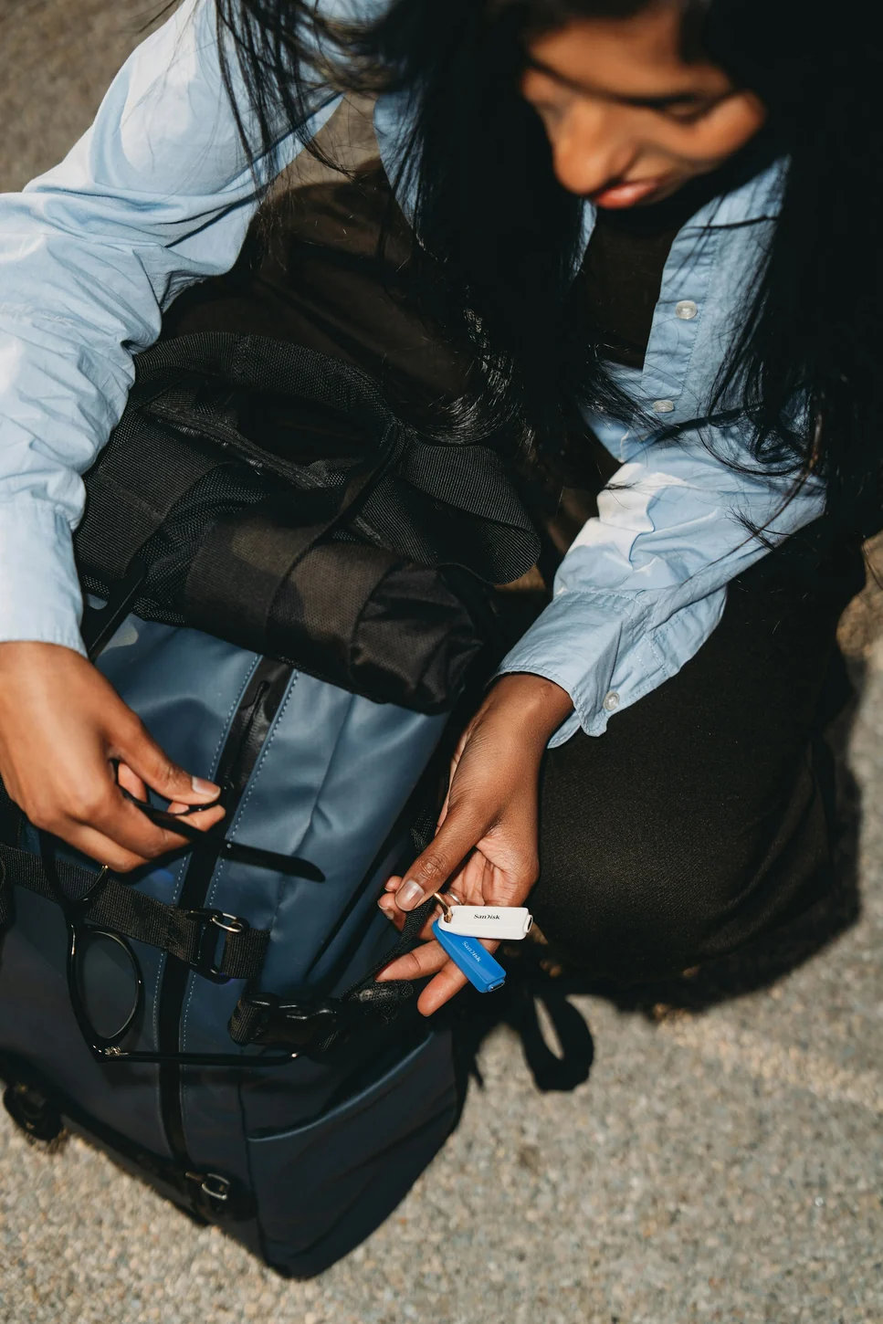 Ouverture d’un sac à dos pour accéder à l’ordinateur et aux petits objets