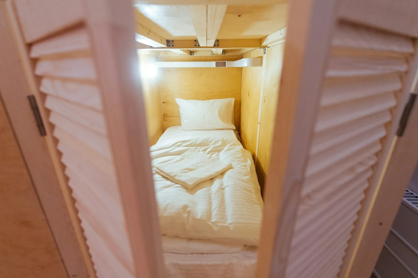 Un couchage individuel avec rideaux dans une auberge