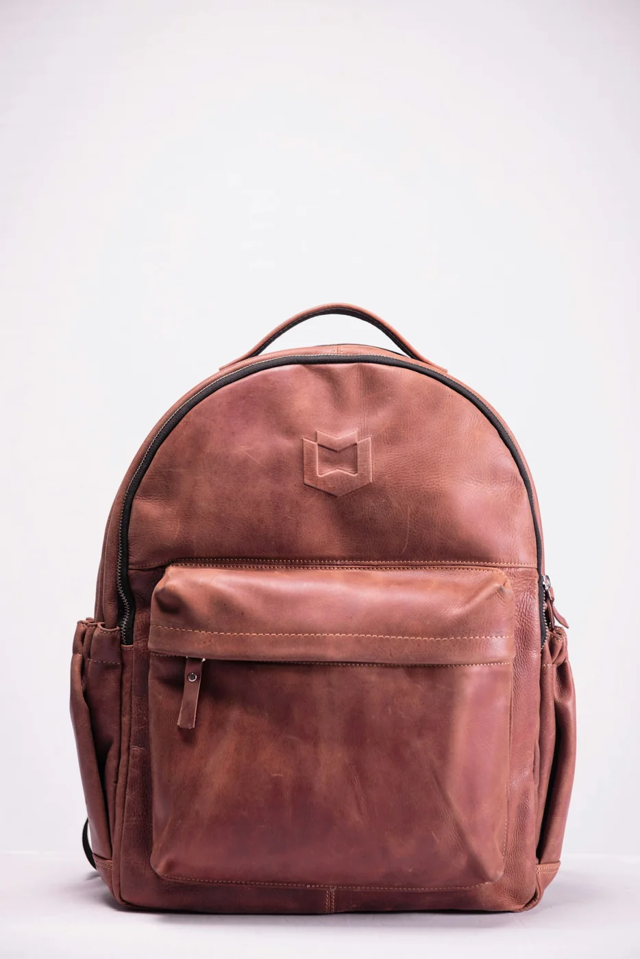 Un petit sac à dos vu de face ; illustration, pas un modèle certifié par la compagnie