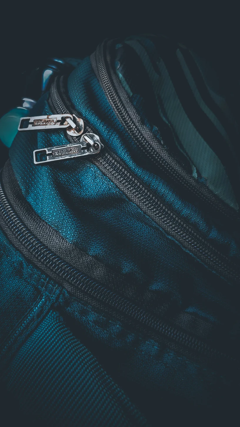 Gros plan sur les fermetures de plusieurs poches d’un sac à dos