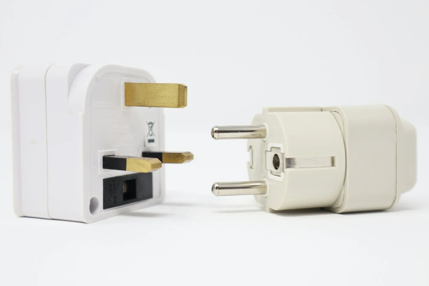 Des prises électriques de formats différents pour le voyage
