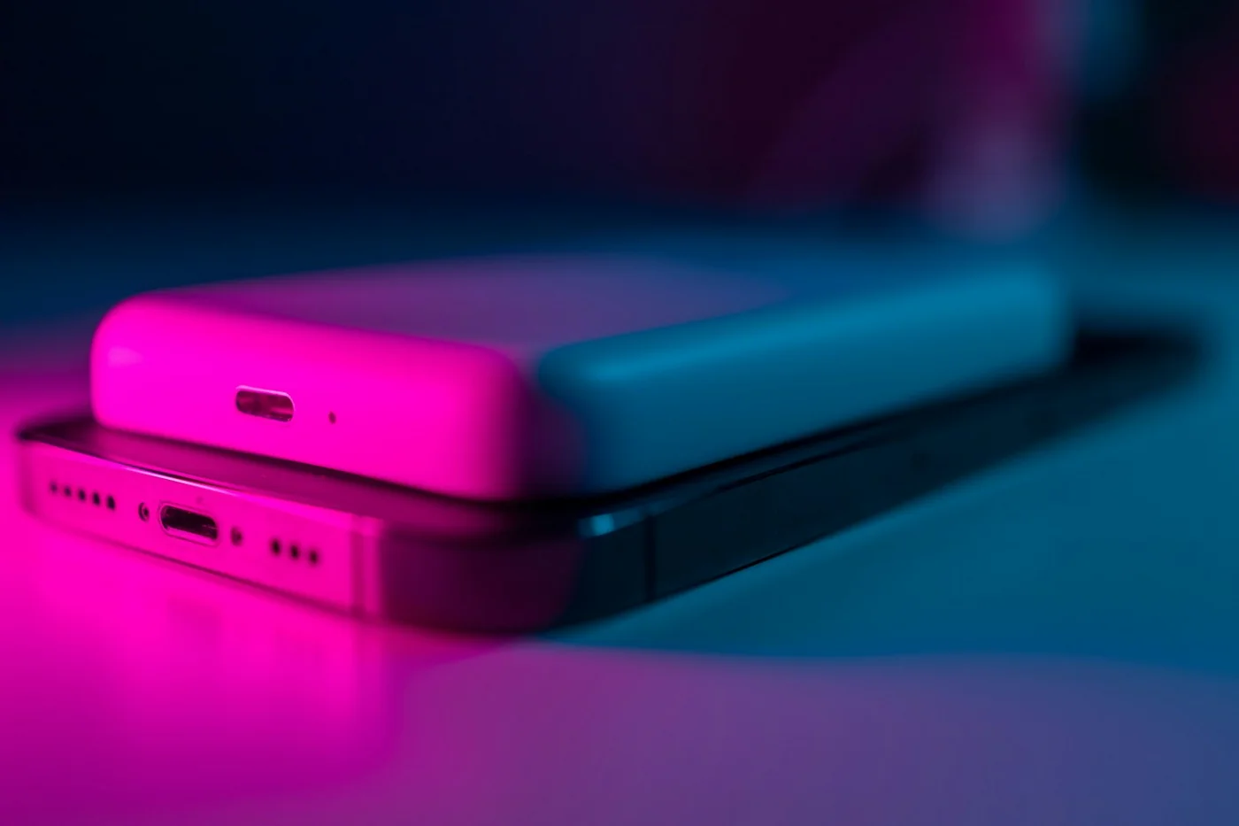 Deux batteries externes et leurs connecteurs, hors sélection