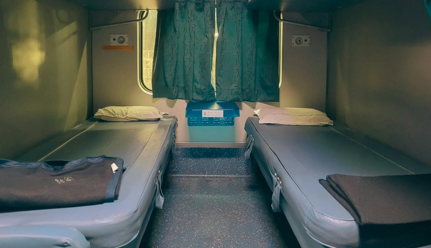 Un compartiment de train avec des couchettes