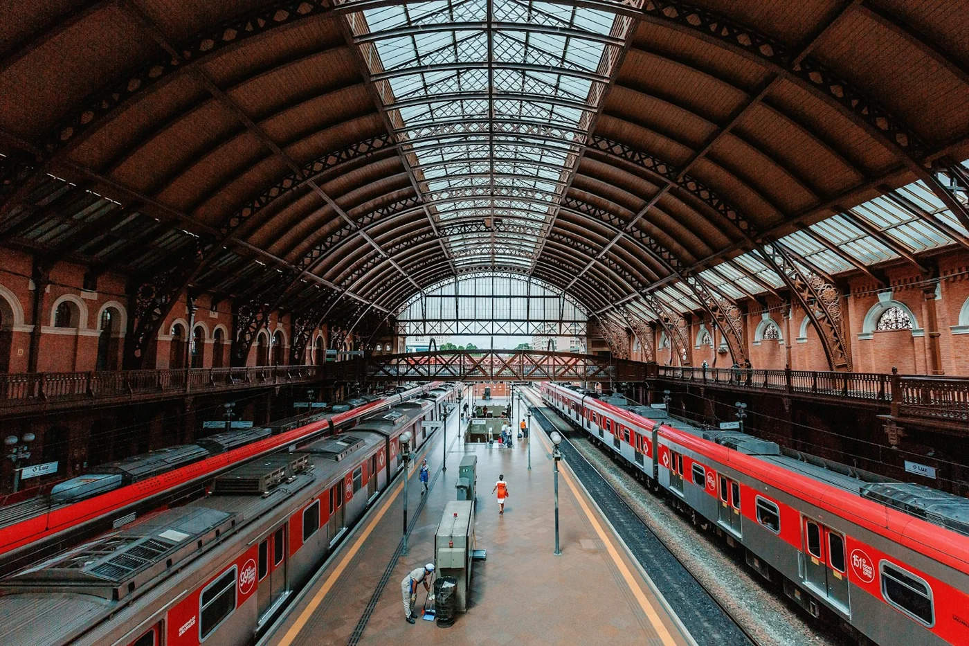 Plusieurs trains dans une grande gare