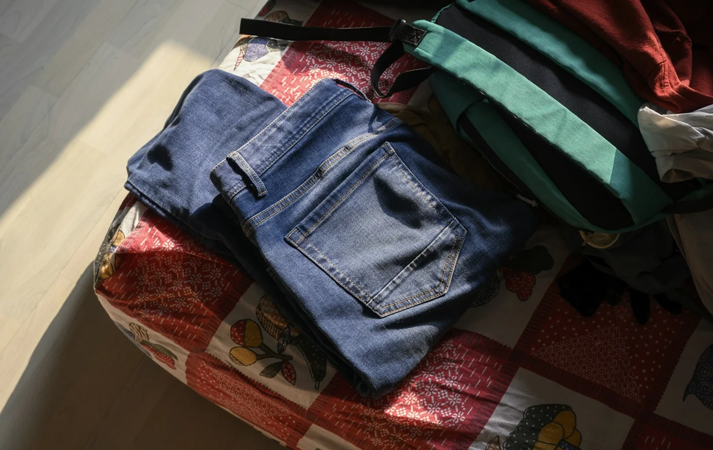 Choisissez des vêtements qui se combinent plutôt que cinq tenues indépendantes.