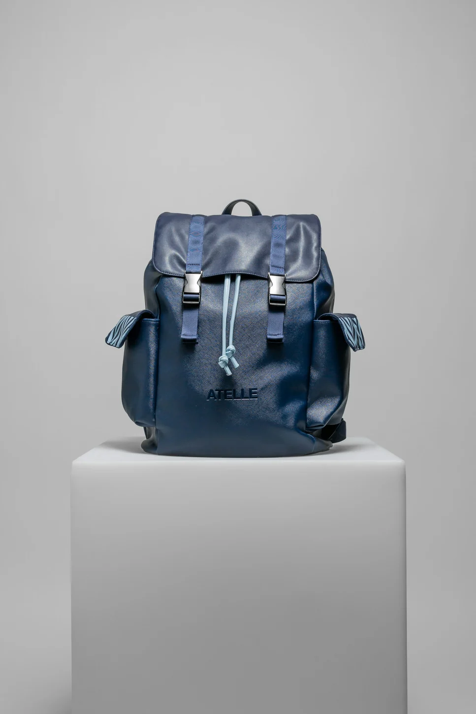 Sac à dos bleu avec rabat et boucles ; illustration, dimensions à vérifier avant l’achat